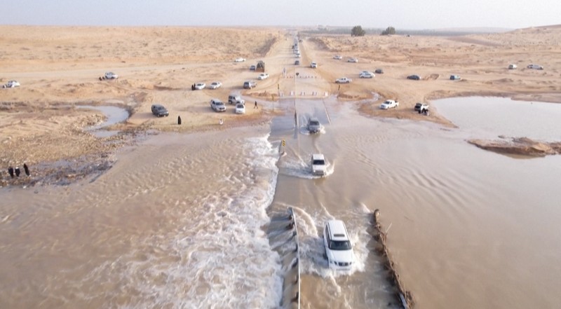 Seorang warga mengambil foto bukit yang menghijau setelah hujan deras di Mekkah, Arab Saudi pada 16 Januari 2023. Seorang warga mengambil foto bukit yang menghijau setelah hujan deras di Mekkah, Arab Saudi pada 16 Januari 2023. (Photo by Hani Alshaer/Anadolu Agency via Getty Images)