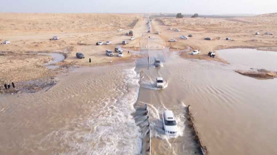 Seorang warga mengambil foto bukit yang menghijau setelah hujan deras di Mekkah, Arab Saudi pada 16 Januari 2023. (Photo by Hani Alshaer/Anadolu Agency via Getty Images)