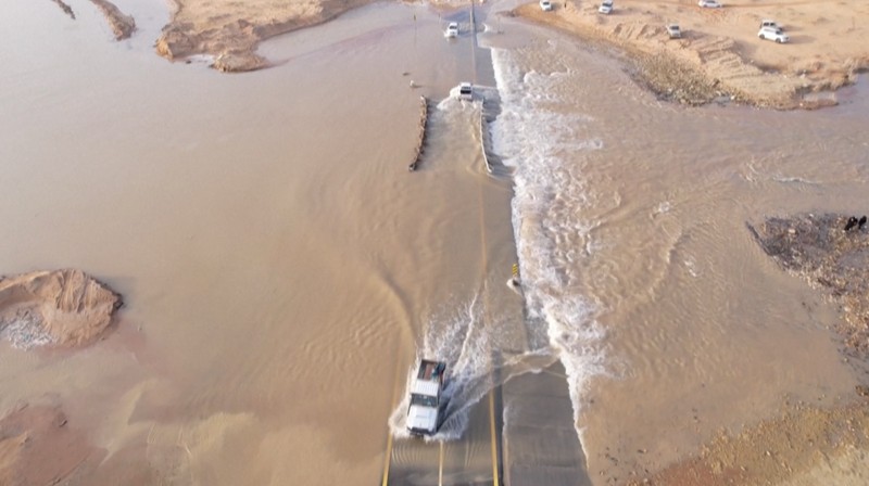 Salah satu lembah sungai terpanjang di Arab Saudi, Wadi Al-Rummah dipenuhi air. (AFP TV)