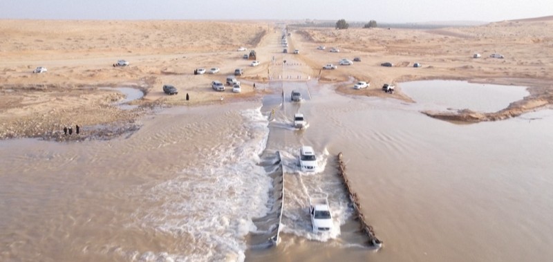 Salah satu lembah sungai terpanjang di Arab Saudi, Wadi Al-Rummah dipenuhi air. (AFP TV) Salah satu lembah sungai terpanjang di Arab Saudi, Wadi Al-Rummah dipenuhi air. (AFP TV)