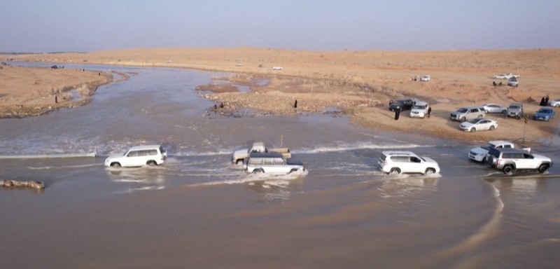 Salah satu lembah sungai terpanjang di Arab Saudi, Wadi Al-Rummah dipenuhi air. (AFP TV) Salah satu lembah sungai terpanjang di Arab Saudi, Wadi Al-Rummah dipenuhi air. (AFP TV)