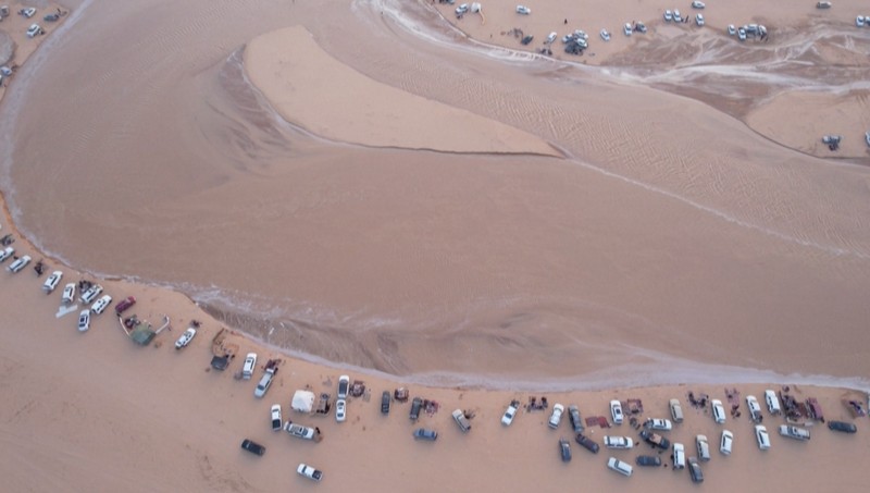 Salah satu lembah sungai terpanjang di Arab Saudi, Wadi Al-Rummah dipenuhi air. (AFP TV)