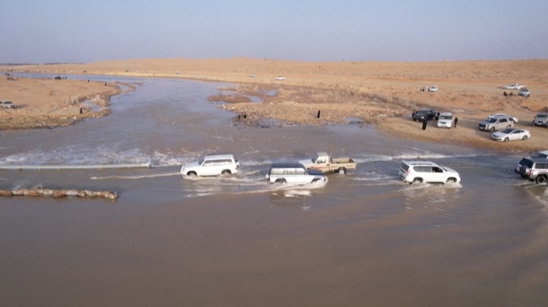Salah satu lembah sungai terpanjang di Arab Saudi, Wadi Al-Rummah dipenuhi air. (AFP TV)