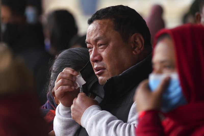 Bendera nasional Nepal berkibar setengah tiang di Bandara Internasional Tribhuvan di Kathmandu, Nepal, Senin, 16 Januari 2023. Nepal memulai hari berkabung nasional pada Senin ketika petugas penyelamat melanjutkan pencarian enam orang hilang sehari setelah sebuah pesawat terbang ke seorang turis kota itu menabrak jurang saat mencoba mendarat di bandara yang baru dibuka, menewaskan sedikitnya 66 dari 72 orang di dalamnya dalam kecelakaan pesawat paling mematikan di negara itu dalam tiga dekade. (AP Photo/Bikram Rai)