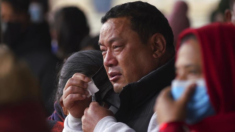 Bendera nasional Nepal berkibar setengah tiang di Bandara Internasional Tribhuvan di Kathmandu, Nepal, Senin, 16 Januari 2023. Nepal memulai hari berkabung nasional pada Senin ketika petugas penyelamat melanjutkan pencarian enam orang hilang sehari setelah sebuah pesawat terbang ke seorang turis kota itu menabrak jurang saat mencoba mendarat di bandara yang baru dibuka, menewaskan sedikitnya 66 dari 72 orang di dalamnya dalam kecelakaan pesawat paling mematikan di negara itu dalam tiga dekade. (AP Photo/Bikram Rai)