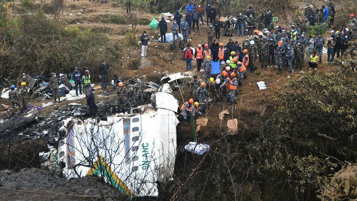 Tim penyelamat menarik jenazah korban yang tewas dalam kecelakaan pesawat Yeti Airlines di Pokhara pada 16 Januari 2023. - Nepal memperingati hari berkabung pada 16 Januari untuk para korban bencana penerbangan paling mematikan di negara itu dalam tiga dekade, dengan 67 orang dipastikan tewas dalam kecelakaan pesawat tersebut. (PRAKASH MATHEMA/AFP via Getty Images)