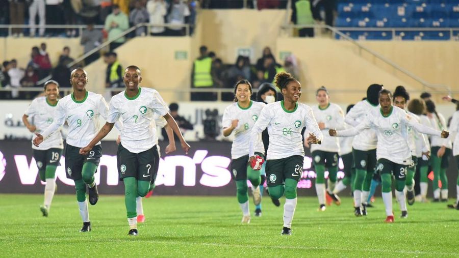Tim sepak bola nasional wanita Saudi mengalahkan Komoro 2-0 dalam turnamen persahabatan internasional wanita di Al-Khobar pada hari Minggu. (Twitter @saff_wfd)