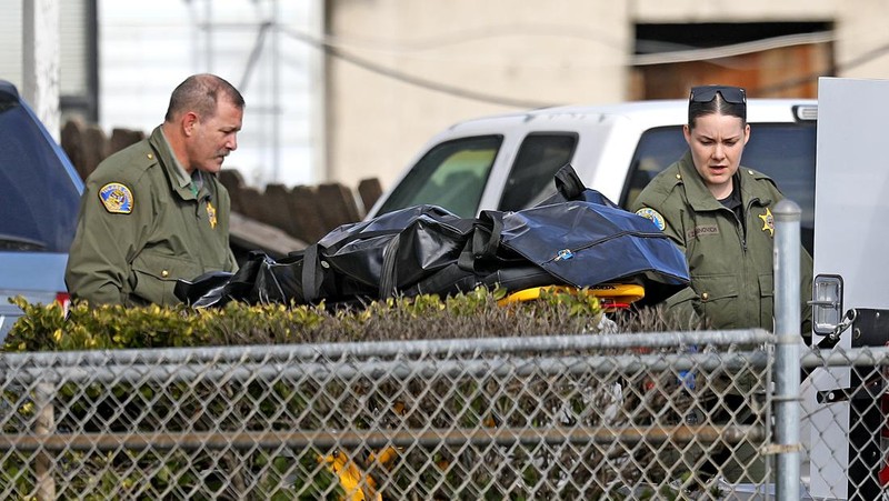 Unit kejahatan Sheriff Kabupaten Tulare menyelidiki tempat kejadian di mana enam orang, termasuk bayi berusia 6 bulan, ibu remajanya dan seorang wanita tua, tewas di komunitas pertanian Central Valley dalam apa yang dikatakan sheriff setempat kemungkinan serangan yang ditargetkan oleh obat-obatan. kartel pada Senin, 16 Januari 2023 di Goshen, CA. Pembantaian itu terjadi sekitar pukul 3:30 pagi di dalam dan sekitar sebuah tempat tinggal di kota Goshen di Kabupaten Tulare dekat Visalia. (Gary Coronado / Los Angeles Times via Getty Images)