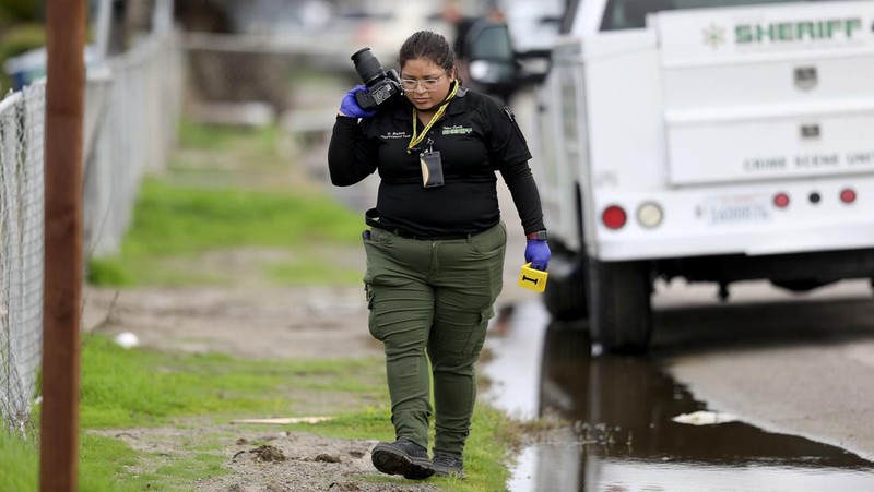Unit kejahatan Sheriff Kabupaten Tulare menyelidiki tempat kejadian di mana enam orang, termasuk bayi berusia 6 bulan, ibu remajanya dan seorang wanita tua, tewas di komunitas pertanian Central Valley dalam apa yang dikatakan sheriff setempat kemungkinan serangan yang ditargetkan oleh obat-obatan. kartel pada Senin, 16 Januari 2023 di Goshen, CA. Pembantaian itu terjadi sekitar pukul 3:30 pagi di dalam dan sekitar sebuah tempat tinggal di kota Goshen di Kabupaten Tulare dekat Visalia. (Gary Coronado / Los Angeles Times via Getty Images)