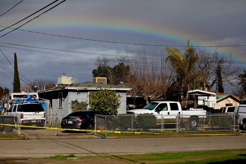 Unit kejahatan Sheriff Kabupaten Tulare menyelidiki tempat kejadian di mana enam orang, termasuk bayi berusia 6 bulan, ibu remajanya dan seorang wanita tua, tewas di komunitas pertanian Central Valley dalam apa yang dikatakan sheriff setempat kemungkinan serangan yang ditargetkan oleh obat-obatan. kartel pada Senin, 16 Januari 2023 di Goshen, CA. Unit kejahatan Sheriff Kabupaten Tulare menyelidiki tempat kejadian di mana enam orang, termasuk bayi berusia 6 bulan, ibu remajanya dan seorang wanita tua, tewas di komunitas pertanian Central Valley dalam apa yang dikatakan sheriff setempat kemungkinan serangan yang ditargetkan oleh obat-obatan. kartel pada Senin, 16 Januari 2023 di Goshen, CA. Pembantaian itu terjadi sekitar pukul 3:30 pagi di dalam dan sekitar sebuah tempat tinggal di kota Goshen di Kabupaten Tulare dekat Visalia. (Gary Coronado / Los Angeles Times via Getty Images)