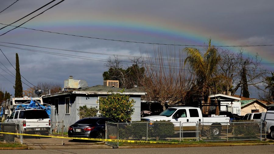 Unit kejahatan Sheriff Kabupaten Tulare menyelidiki tempat kejadian di mana enam orang, termasuk bayi berusia 6 bulan, ibu remajanya dan seorang wanita tua, tewas di komunitas pertanian Central Valley dalam apa yang dikatakan sheriff setempat kemungkinan serangan yang ditargetkan oleh obat-obatan. kartel pada Senin, 16 Januari 2023 di Goshen, CA. Pembantaian itu terjadi sekitar pukul 3:30 pagi di dalam dan sekitar sebuah tempat tinggal di kota Goshen di Kabupaten Tulare dekat Visalia. (Gary Coronado / Los Angeles Times via Getty Images)