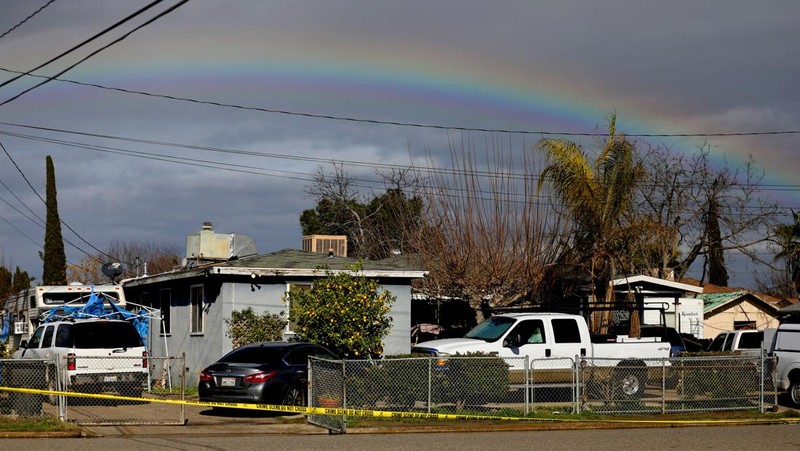 Unit kejahatan Sheriff Kabupaten Tulare menyelidiki tempat kejadian di mana enam orang, termasuk bayi berusia 6 bulan, ibu remajanya dan seorang wanita tua, tewas di komunitas pertanian Central Valley dalam apa yang dikatakan sheriff setempat kemungkinan serangan yang ditargetkan oleh obat-obatan. kartel pada Senin, 16 Januari 2023 di Goshen, CA. Pembantaian itu terjadi sekitar pukul 3:30 pagi di dalam dan sekitar sebuah tempat tinggal di kota Goshen di Kabupaten Tulare dekat Visalia. (Gary Coronado / Los Angeles Times via Getty Images)