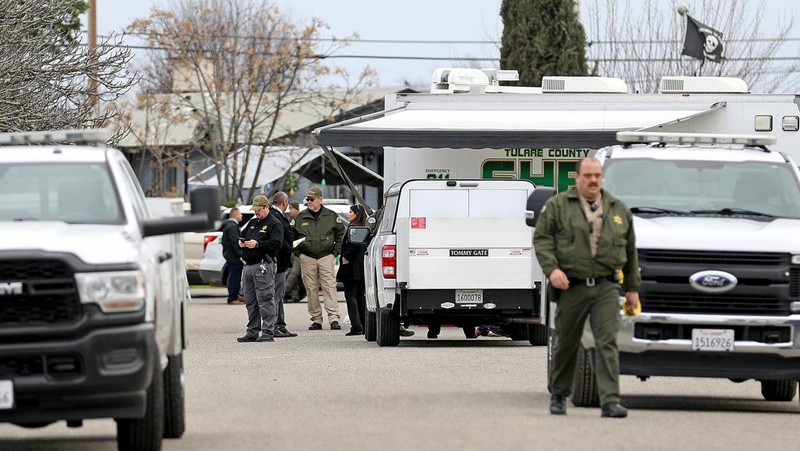 Unit kejahatan Sheriff Kabupaten Tulare menyelidiki tempat kejadian di mana enam orang, termasuk bayi berusia 6 bulan, ibu remajanya dan seorang wanita tua, tewas di komunitas pertanian Central Valley dalam apa yang dikatakan sheriff setempat kemungkinan serangan yang ditargetkan oleh obat-obatan. kartel pada Senin, 16 Januari 2023 di Goshen, CA. Pembantaian itu terjadi sekitar pukul 3:30 pagi di dalam dan sekitar sebuah tempat tinggal di kota Goshen di Kabupaten Tulare dekat Visalia. (Gary Coronado / Los Angeles Times via Getty Images)