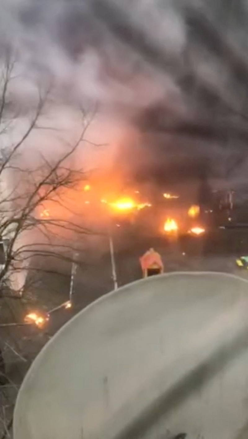 Pemandangan di mana sebuah helikopter jatuh di infrastruktur sipil di Brovary, di pinggiran Kyiv, Ukraina, Rabu, 18 Januari 2023. Kepala Kepolisian Nasional Ukraina mengatakan kecelakaan helikopter di pinggiran Kyiv telah menewaskan 16 orang, termasuk menteri dalam negeri Ukraina dan dua anak. Dia mengatakan sembilan dari mereka yang tewas berada di atas helikopter layanan darurat. (AP Photo/Daniel Cole)