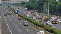 Jalan Tol Dalam Kota Arah Cawang Macet Parah, Ini Penyebabnya