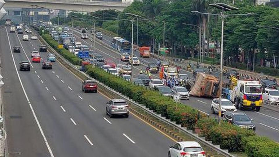 Antrean kendaraan mengular panjang menjelang lokasi kecelakaan truk di Tol Dalam Kota arah Cawang, Rabu (18/1/2023) pagi. (Rumondang/Detik)