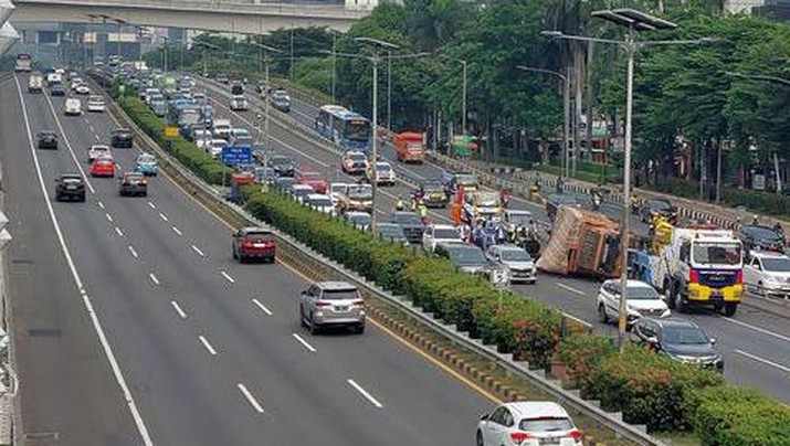 Jalan Tol Dalam Kota Arah Cawang Macet Parah Ini Penyebabnya 3503