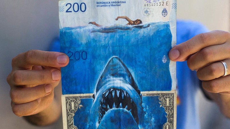 Artist Sergio Diaz intervenes Argentine pesos bills with characters of the movie 