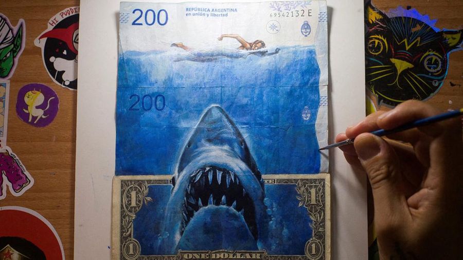 Artist Sergio Diaz intervenes Argentine pesos bills with characters of the movie 