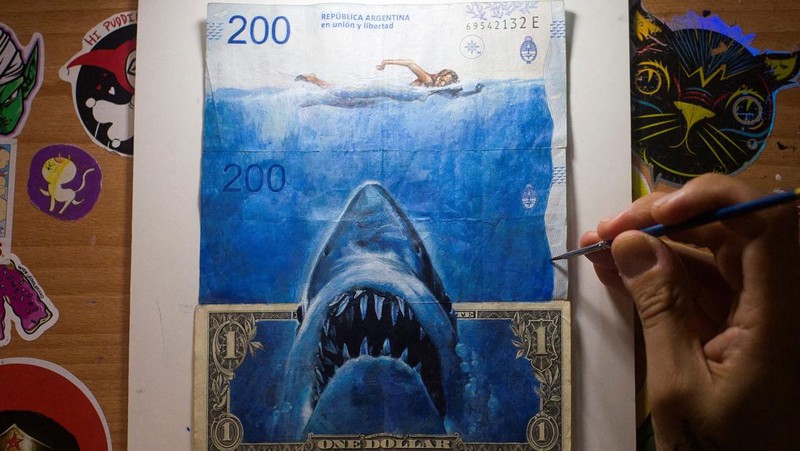 Artist Sergio Diaz intervenes Argentine pesos bills with characters of the movie 