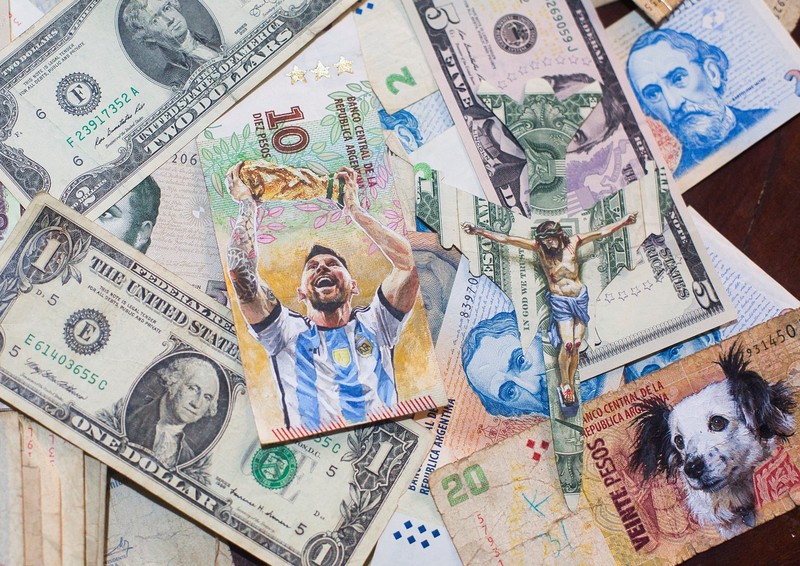 ARGENTINA-ART/INFLATION Artist Sergio Diaz intervenes Argentine pesos bills with characters of the movie