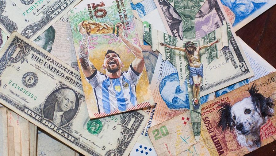 Artist Sergio Diaz intervenes Argentine pesos bills with characters of the movie 