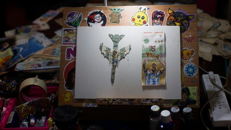Artist Sergio Diaz intervenes Argentine pesos bills with characters of the movie 