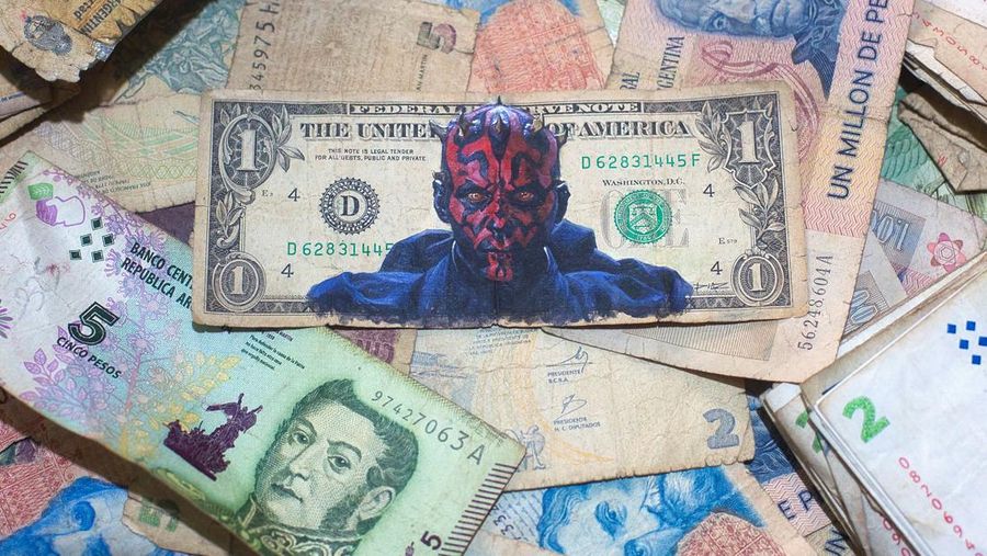 Artist Sergio Diaz intervenes Argentine pesos bills with characters of the movie 