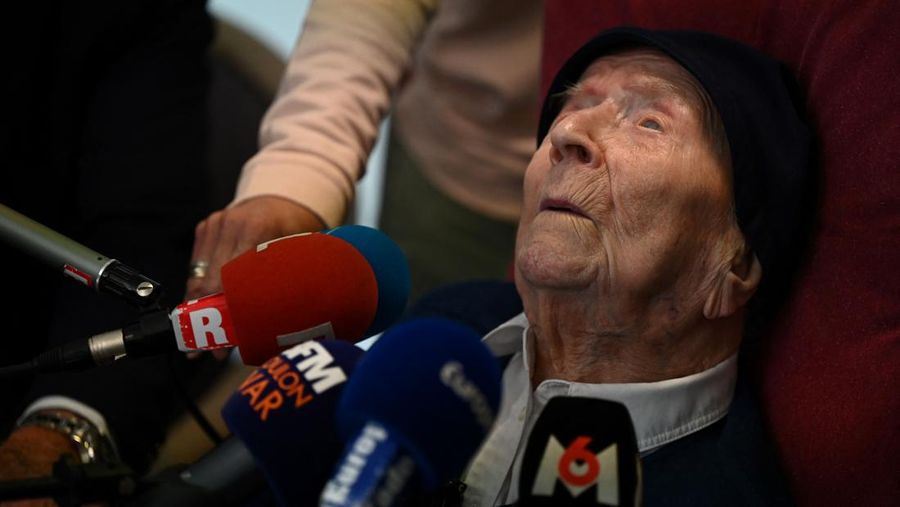 Biarawati katolik Prancis berusia 118 tahun Lucile Randon berbicara kepada pers di panti jompo Saint-Catherine-Laboure tempat dia tinggal di Toulon, Prancis selatan, pada 26 April 2022. (Photo by CHRISTOPHE SIMON/AFP via Getty Images)