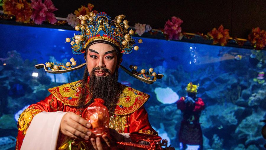 Dewa Kemakmuran terlihat menyapa pengunjung di Aquaria KLCC pada 18 Januari 2023 di Kuala Lumpur, Malaysia. Aquaria KLCC meluncurkan kampanye Tahun Baru Imlek - “Gong Sea Bunnies” bersamaan dengan tahun Kelinci, yang dimulai pada 22 Januari. Acara ini menampilkan beberapa kegiatan, seperti tarian barongsai bawah air dan sesi memberi makan dengan God of Prosperity, dilakukan oleh penyelam scuba terampil selama musim perayaan. (Photo by Annice Lyn/Getty Images)