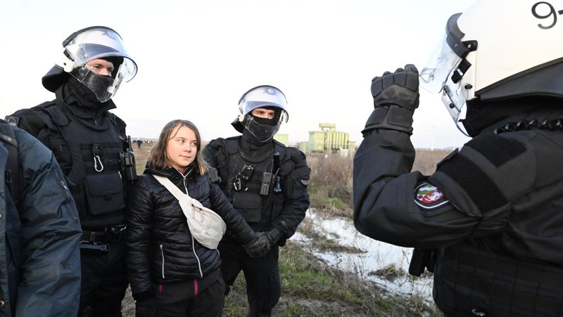 Police officers carry Swedish climate activist Greta Thunberg away from the edge of the Garzweiler II opencast lignite mine during a protest action by climate activists after the clearance of Luetzerath, Germany, Tuesday, Jan. 17, 2023. After the eviction of Luetzerath ended on Sunday, coal opponents continued their protests on Tuesday at several locations in North Rhine-Westphalia. (Federico Gambarini/dpa via AP)