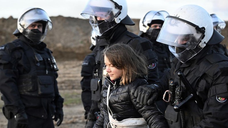 Police officers carry Swedish climate activist Greta Thunberg away from the edge of the Garzweiler II opencast lignite mine during a protest action by climate activists after the clearance of Luetzerath, Germany, Tuesday, Jan. 17, 2023. After the eviction of Luetzerath ended on Sunday, coal opponents continued their protests on Tuesday at several locations in North Rhine-Westphalia. (Federico Gambarini/dpa via AP)