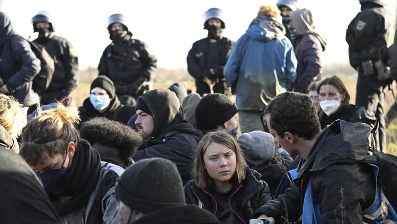 Police officers carry Swedish climate activist Greta Thunberg away from the edge of the Garzweiler II opencast lignite mine during a protest action by climate activists after the clearance of Luetzerath, Germany, Tuesday, Jan. 17, 2023. After the eviction of Luetzerath ended on Sunday, coal opponents continued their protests on Tuesday at several locations in North Rhine-Westphalia. (Federico Gambarini/dpa via AP)
