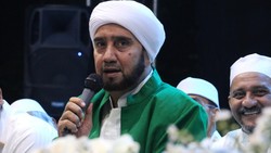 Lirik Sholawat Al-Kaunu Adhoa: Teks Arab, Latin, dan Terjemahannya