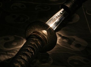 Preman di Bandung Ngamuk Bawa Samurai Gegara Utang Rp150 Ribu