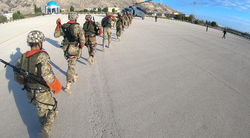 IRAN-MILITARY/ Members of the Islamic Revolution Guards Corps (IRGC) navy participate in an exercise in the south of Iran, in this picture obtained on January 17, 2023. IRGC/WANA (West Asia News Agency)/Handout via REUTERS ATTENTION EDITORS - THIS PICTURE WAS PROVIDED BY A THIRD PARTY