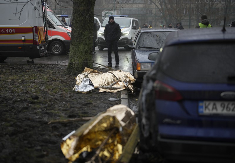 Pemandangan di mana sebuah helikopter jatuh di infrastruktur sipil di Brovary, di pinggiran Kyiv, Ukraina, Rabu, 18 Januari 2023. Kepala Kepolisian Nasional Ukraina mengatakan kecelakaan helikopter di pinggiran Kyiv telah menewaskan 16 orang, termasuk menteri dalam negeri Ukraina dan dua anak. Dia mengatakan sembilan dari mereka yang tewas berada di atas helikopter layanan darurat. (AP Photo/Daniel Cole)