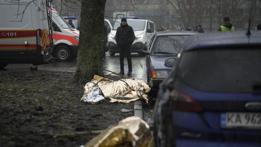 Pemandangan di mana sebuah helikopter jatuh di infrastruktur sipil di Brovary, di pinggiran Kyiv, Ukraina, Rabu, 18 Januari 2023. Kepala Kepolisian Nasional Ukraina mengatakan kecelakaan helikopter di pinggiran Kyiv telah menewaskan 16 orang, termasuk menteri dalam negeri Ukraina dan dua anak. Dia mengatakan sembilan dari mereka yang tewas berada di atas helikopter layanan darurat. (AP Photo/Daniel Cole)