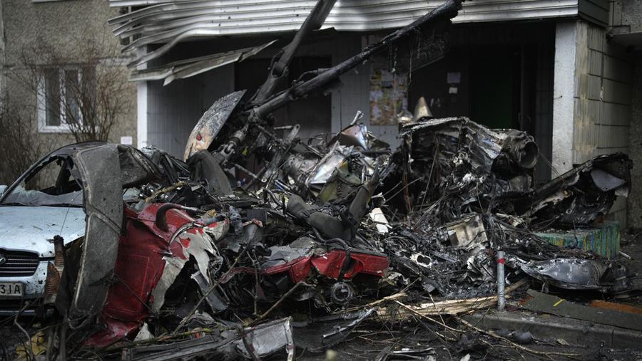 Pemandangan di mana sebuah helikopter jatuh di infrastruktur sipil di Brovary, di pinggiran Kyiv, Ukraina, Rabu, 18 Januari 2023. Kepala Kepolisian Nasional Ukraina mengatakan kecelakaan helikopter di pinggiran Kyiv telah menewaskan 16 orang, termasuk menteri dalam negeri Ukraina dan dua anak. Dia mengatakan sembilan dari mereka yang tewas berada di atas helikopter layanan darurat. (AP Photo/Daniel Cole)