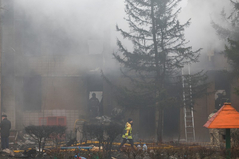 Pemandangan di mana sebuah helikopter jatuh di infrastruktur sipil di Brovary, di pinggiran Kyiv, Ukraina, Rabu, 18 Januari 2023. Kepala Kepolisian Nasional Ukraina mengatakan kecelakaan helikopter di pinggiran Kyiv telah menewaskan 16 orang, termasuk menteri dalam negeri Ukraina dan dua anak. Dia mengatakan sembilan dari mereka yang tewas berada di atas helikopter layanan darurat. (AP Photo/Daniel Cole)