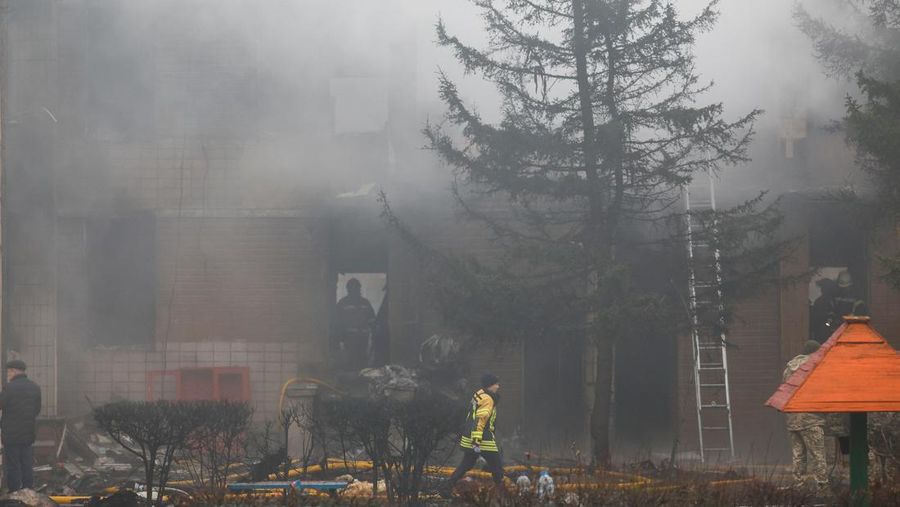 Pemandangan di mana sebuah helikopter jatuh di infrastruktur sipil di Brovary, di pinggiran Kyiv, Ukraina, Rabu, 18 Januari 2023. Kepala Kepolisian Nasional Ukraina mengatakan kecelakaan helikopter di pinggiran Kyiv telah menewaskan 16 orang, termasuk menteri dalam negeri Ukraina dan dua anak. Dia mengatakan sembilan dari mereka yang tewas berada di atas helikopter layanan darurat. (AP Photo/Daniel Cole)