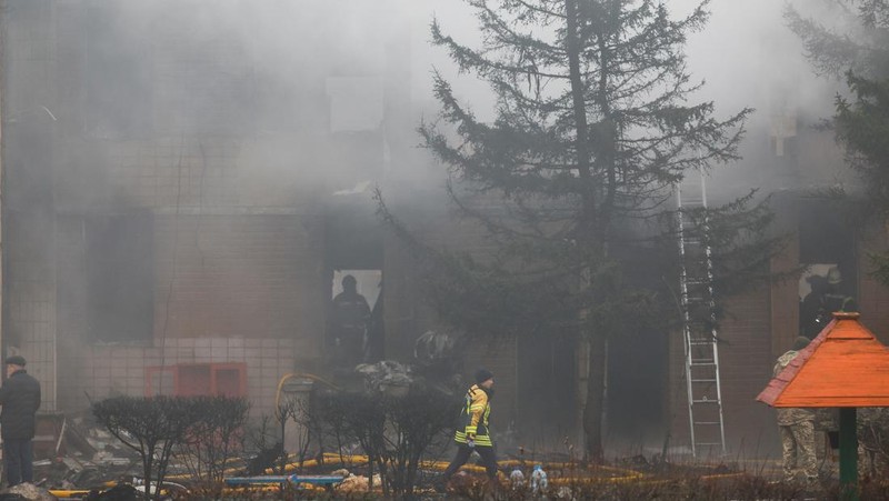 Pemandangan di mana sebuah helikopter jatuh di infrastruktur sipil di Brovary, di pinggiran Kyiv, Ukraina, Rabu, 18 Januari 2023. Kepala Kepolisian Nasional Ukraina mengatakan kecelakaan helikopter di pinggiran Kyiv telah menewaskan 16 orang, termasuk menteri dalam negeri Ukraina dan dua anak. Dia mengatakan sembilan dari mereka yang tewas berada di atas helikopter layanan darurat. (AP Photo/Daniel Cole)