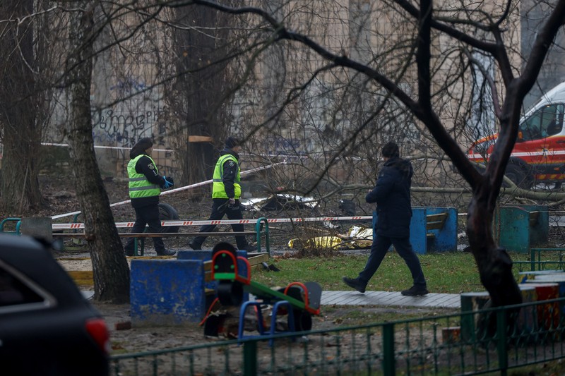 Pemandangan di mana sebuah helikopter jatuh di infrastruktur sipil di Brovary, di pinggiran Kyiv, Ukraina, Rabu, 18 Januari 2023. Kepala Kepolisian Nasional Ukraina mengatakan kecelakaan helikopter di pinggiran Kyiv telah menewaskan 16 orang, termasuk menteri dalam negeri Ukraina dan dua anak. Dia mengatakan sembilan dari mereka yang tewas berada di atas helikopter layanan darurat. (AP Photo/Daniel Cole)