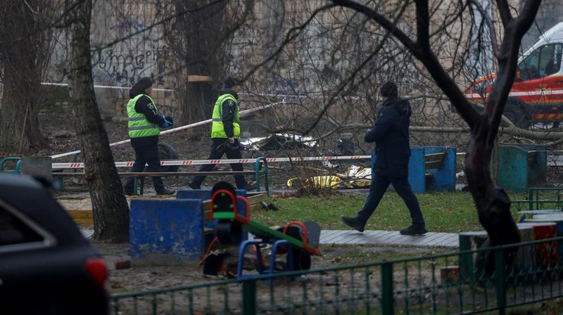 Pemandangan di mana sebuah helikopter jatuh di infrastruktur sipil di Brovary, di pinggiran Kyiv, Ukraina, Rabu, 18 Januari 2023. Kepala Kepolisian Nasional Ukraina mengatakan kecelakaan helikopter di pinggiran Kyiv telah menewaskan 16 orang, termasuk menteri dalam negeri Ukraina dan dua anak. Dia mengatakan sembilan dari mereka yang tewas berada di atas helikopter layanan darurat. (AP Photo/Daniel Cole)