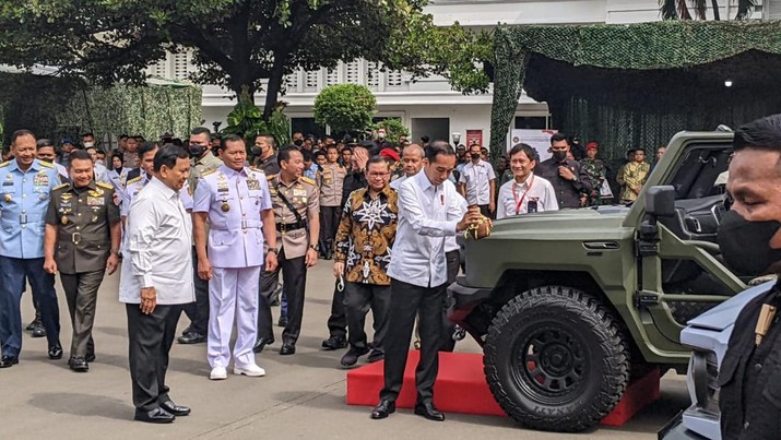 Presiden Joko Widodo dan Menteri Pertahanan Prabowo Subianto di kantor Kementerian Pertahanan, Jakarta, Rabu (18/1/2023). (Dokumentasi Emir Yanwardhana/CNBC Indonesia)