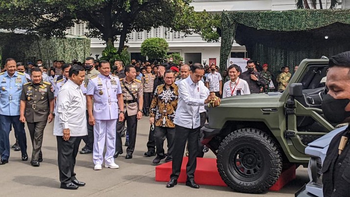 Presiden Joko Widodo dan Menteri Pertahanan Prabowo Subianto di kantor Kementerian Pertahanan, Jakarta, Rabu (18/1/2023). (Dokumentasi Emir Yanwardhana/CNBC Indonesia) Presiden Joko Widodo dan Menteri Pertahanan Prabowo Subianto di kantor Kementerian Pertahanan, Jakarta, Rabu (18/1/2023). (Dokumentasi Emir Yanwardhana/CNBC Indonesia)