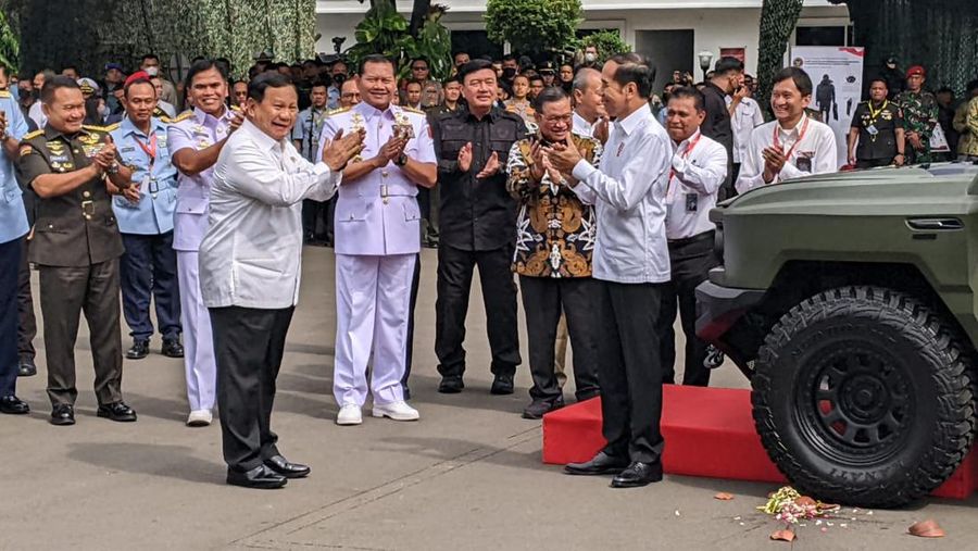 Presiden Joko Widodo dan Menteri Pertahanan Prabowo Subianto di kantor Kementerian Pertahanan, Jakarta, Rabu (18/1/2023). (Dokumentasi Emir Yanwardhana/CNBC Indonesia)