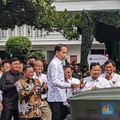 Momen Jokowi Pecah Kendi & Beri Nama 'Maung' Buatan Pindad