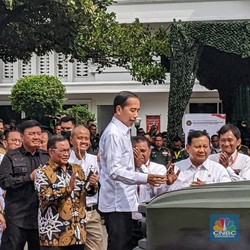 Momen Jokowi Pecah Kendi & Beri Nama 'Maung' Buatan Pindad