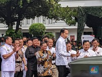 Momen Jokowi Pecah Kendi & Beri Nama 'Maung' Buatan Pindad